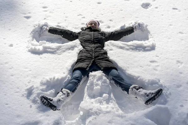 Szczęśliwa Młoda Kobieta Leżąc Futro Śniegu Zimie Młoda Kobieta Szczęśliwa — Zdjęcie stockowe