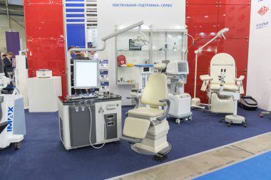 Kiev, Ukrayna. 5 Ekim 2018. Jinekolojik ekipman Sergisi. Genicologic sandalye