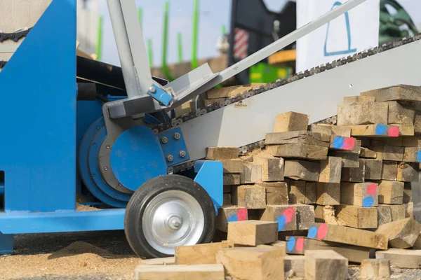 Makine Kesme Yakacak Odun Için Bir Makine Ile Odun Doğrama — Stok fotoğraf