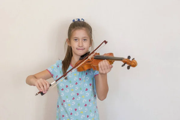Портрет Молодой Блондинки Играющей Скрипке Девушка Играет Скрипке — стоковое фото