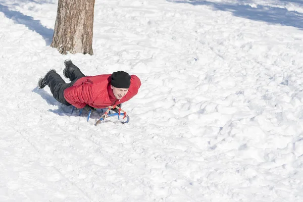 Młody Człowiek Zaprzęgów Śniegu Młody Mężczyzna Dokonywanie Sanki — Zdjęcie stockowe