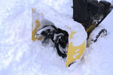 Bir kar makinesi Kışın kar kaldırma için en iyi yardımcıdır. Kar makinesi açık.