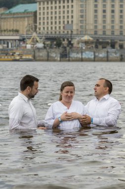 Kiev, Ukrayna. 22 Temmuz 2018 iki papazlar kız vaftiz..