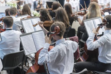 Erkekler bir çello bir Orkestrası ile