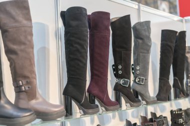 Bayan çizme, mağaza raflarında. Pavilion ile alışveriş moda bayan ayakkabı. Deri sonbahar-kış çizme.