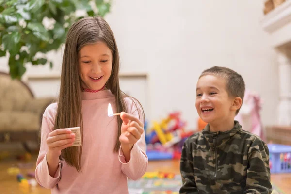 Küçük çocukların evde yangın ile oynama. Bir çocuk ön plan maçta oynadığı kibriti, bir çocuk ve maçlar, yangın, tehlikeli