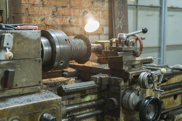 Alte Maschinen in einer Fabrik aus der Mitte des 20. Jahrhunderts, die Werkzeugmaschinen bearbeiten. alte Drehbank. alte Drehmaschine Werkzeugmaschinen im Werksinnenraum — Stockfoto