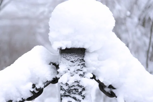 Schneebedeckte Metallkette Auf Dem Weißen Schneebedeckten Hintergrund — Stockfoto