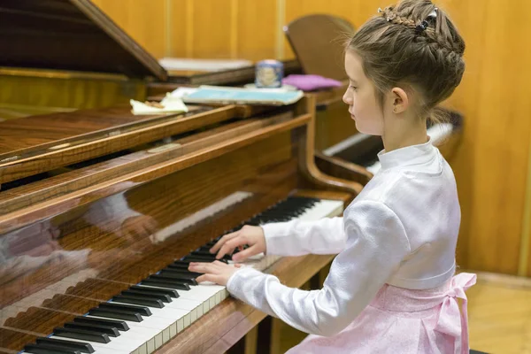 Menina Tocando Piano Cauda — Fotografia de Stock