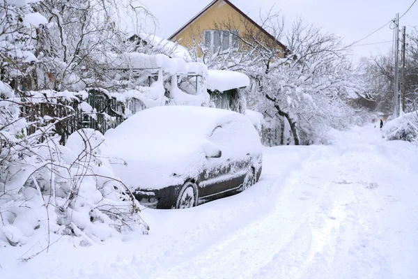 Машина Покрыта Белым Снегом Замороженный Автомобиль Покрытый Снегом Зимний День — стоковое фото