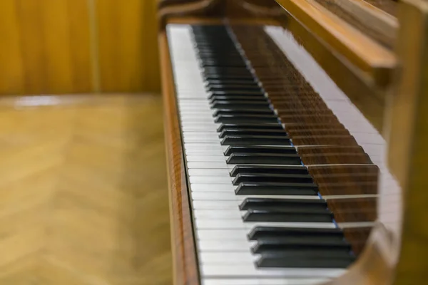 Fechar Teclas Piano Antigas Grãos Madeira Chaves Piano Marrom — Fotografia de Stock