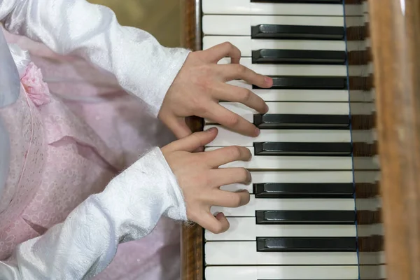 피아노 어린이 어린이 피아노를 연주하는 — 스톡 사진