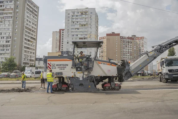 Kiev, Ukrayna. 13 Ağustos 2018 yol çalışmaları. Yol özel ekipman yol döşeme. Özel araba ile bir hydrohammer eski bir kaldırım asfalt yolda kaldırır