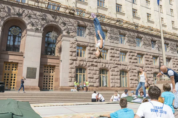 Ucrânia Kiev Ucrânia 2018 Jovem Mulher Bonita Pulando Trampolim — Fotografia de Stock