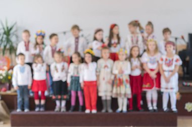 Çocuklar İlköğretim Okulu konser gerçekleştirmek. Çocuk tiyatro yaratıcılık, anaokulunda amatör performans. Çocukların yaratıcılık. Anaokulunda çocuk korosu. Bulanık.