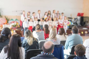 Anaokulu çocuk tatil. Sahne Alanı'nda çocuk ailesinin önünde gerçekleştirin. Okulda, arka plan kullanım için sahne alanı'nda bulanıklık çocuk programı görüntüsü. Bulanık