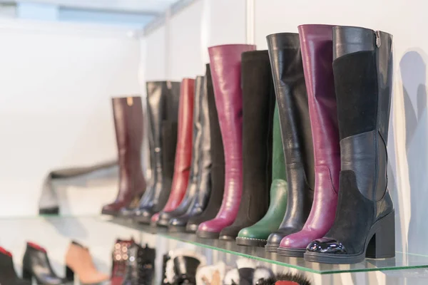 Botas Mujer Los Estantes Tienda Pabellón Tienda Con Zapatos Mujer — Foto de Stock