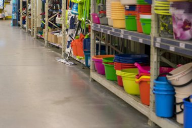 Alışveriş merkezinde ev eşyaları ile raflar