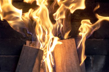 şömine yakın çekim Kırmızı Sarı yangın. alevler. Arka plan ateş.