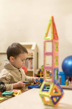 Çocuk 2 yıl bir parlak ve renkli Tasarımcısı'ndan bir kule inşa. Entelektüel oyuncak. Çocuk manyetik bir Oluşturucu ile çalış.