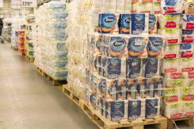 Tuvalet kağıdı palet üzerinde alışveriş merkezinde