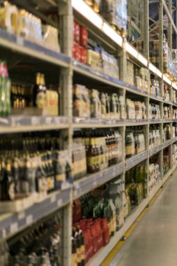 Alışveriş merkezinde alkol raflara. bulanık