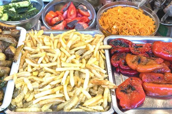 Comida Callejera Vendedor Toma Empanada — Foto de Stock