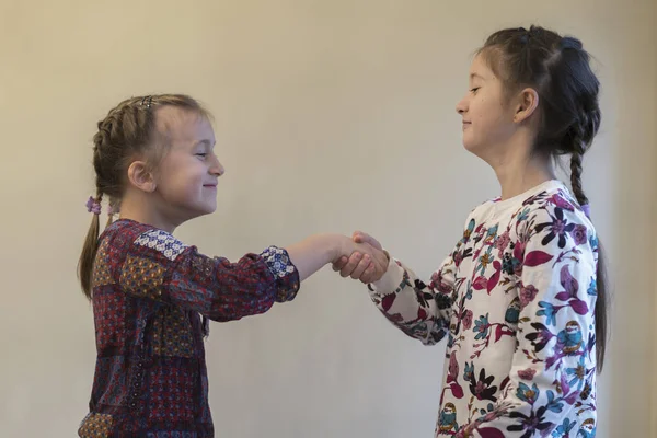 Zwei Kleine Mädchen Wunderschönen Kleidern Beim Händeschütteln — Stockfoto