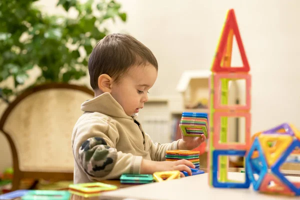 Niño Años Construyendo Una Torre Diseñador Brillante Colorido Juguetes Intelectuales —  Fotos de Stock