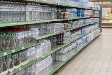 Kiev, Ukrayna. 1 Şubat 2018. Plastik soda şişeleri çeşitli seçim süpermarket raflarında görüntülemek