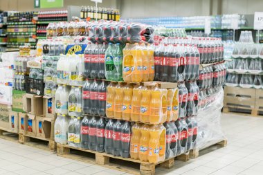 Kiev, Ukrayna. 1 Şubat 2018. Coca-Cola phantom ve sprite süpermarket ile paletler