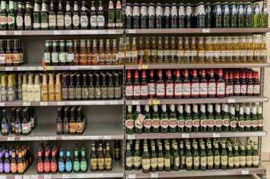 Kiev, Ukrayna. 1 Şubat 2018. Bira süpermarket raflarında farklı türleri