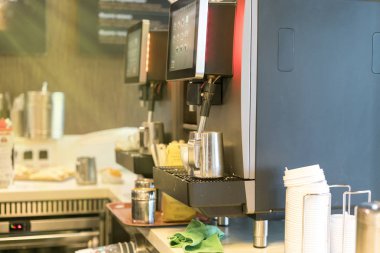 Güneşli sabah. Kafede kahve makinesi