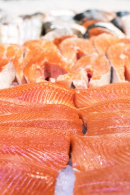 Buzun içinde taze alabalık filetosu. sağlıklı gıda.