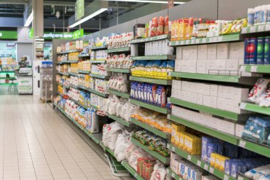 Kiev, Ukrayna. 8 Ocak 2018. Raflar süpermarket gıda ile 