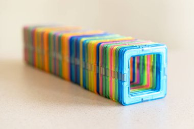 Çocuk kurucu mıknatıslar üzerinde. Çok çok renkli kareler