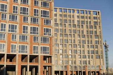 yapım aşamasında günbatımı ışınlarının yüksek binalar.