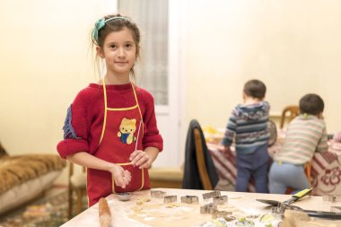 Küçük kız masada kurabiye yapma 