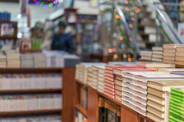 görüntü soyut bulanıklık insanların kitap mağazasında alışveriş arka plan kullanım için.