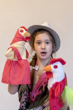 mutlu çocuk, yaratıcı eğlence kavramı - tiyatroda oynayan kız.