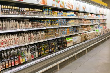 Kiev, Ukrayna. 25 Ocak 2018. Mağaza rafındaki tatlılar.