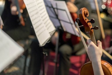 Bir keman iplerde ver. Senfoni Orkestrası kapalı. Seçilen odak.