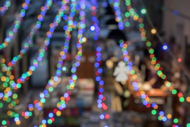 Kitap mağaza raf arka plan kullanım için Alışveriş Merkezi'nde görüntü bulanık. Görüntü müşteriler salonu kitaplar için bulanıklık