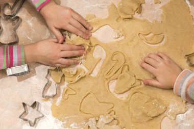 Çocuk pasta hamur formları ile yapar.