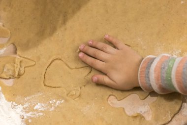 Çocuk pasta hamur formları ile yapar.