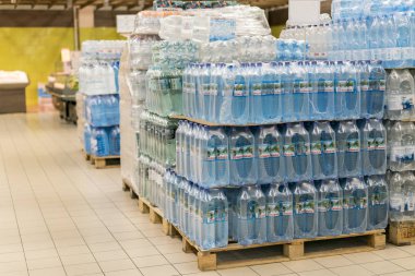 Kiev, Ukrayna. 1 Şubat 2018. Plastik soda şişeleri çeşitli seçim süpermarket raflarında görüntülemek.