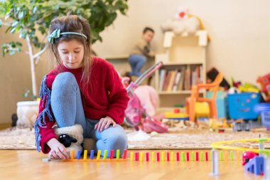 Kız 8 yaşında oyuncaklar ile odada oynanır.