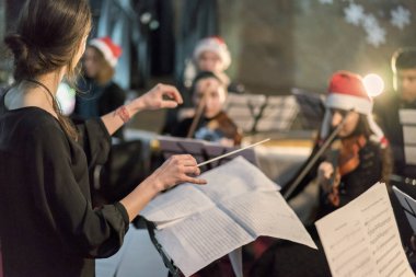 Orkestra önünde duran iletken.