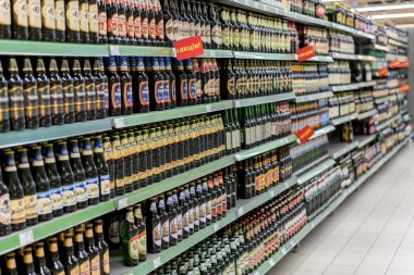 Kiev, Ukrayna. 1 Şubat 2018. Bira süpermarket raflarında farklı türleri