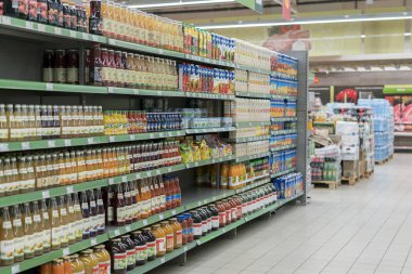 Kiev, Ukrayna. 1 Şubat 2018. Süpermarket raflarında içecekler farklı türleri